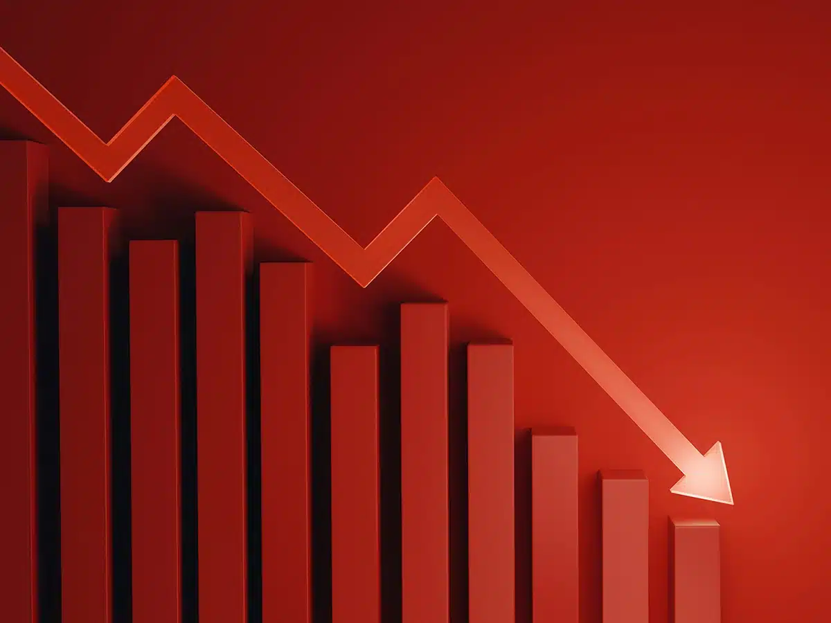Red bar chart with declining values and a downward arrow illustrating a drop in website performance.
